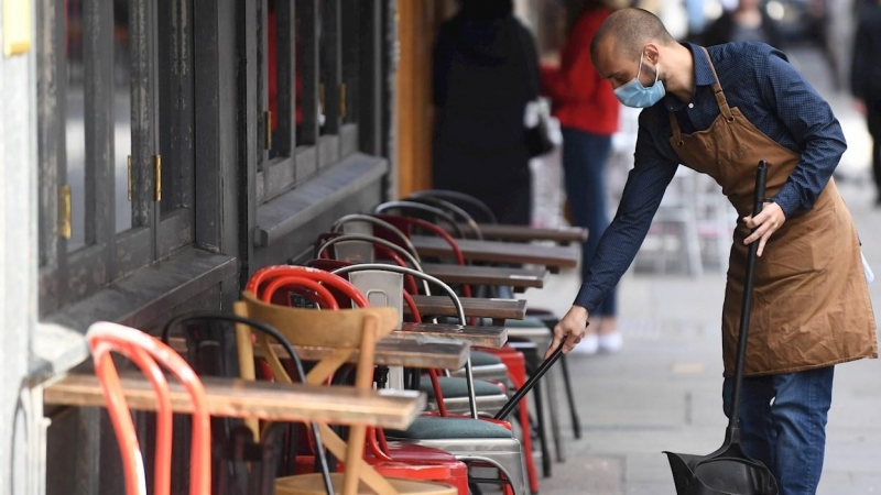 01/10/2020.- Un trabajador con mascarilla en una cafetería en Londres, en una imagen de archivo. / EFE