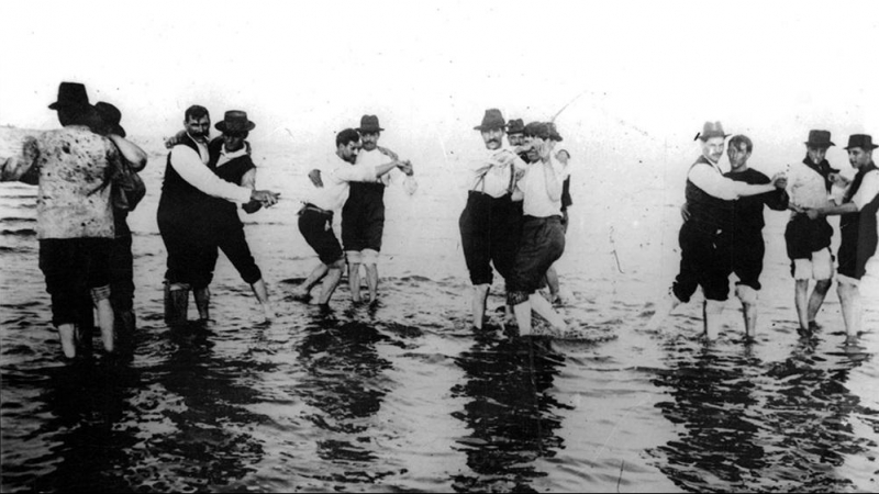 Hombres bailando tango en el río en 1904 (Buenos Aires).