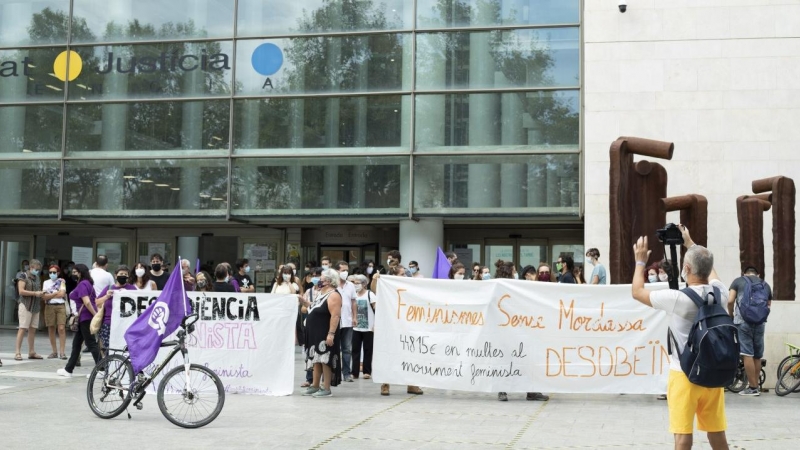 Un moment de les protestes davant la Ciutat de la Justícia el dia del judici. ASSEMBLEA FEMINISTA DE VALÈNCIA