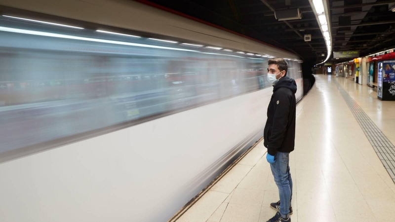 Fotografía de archivo de un joven esperando a entrar en el metro de Barcelona. - EFE