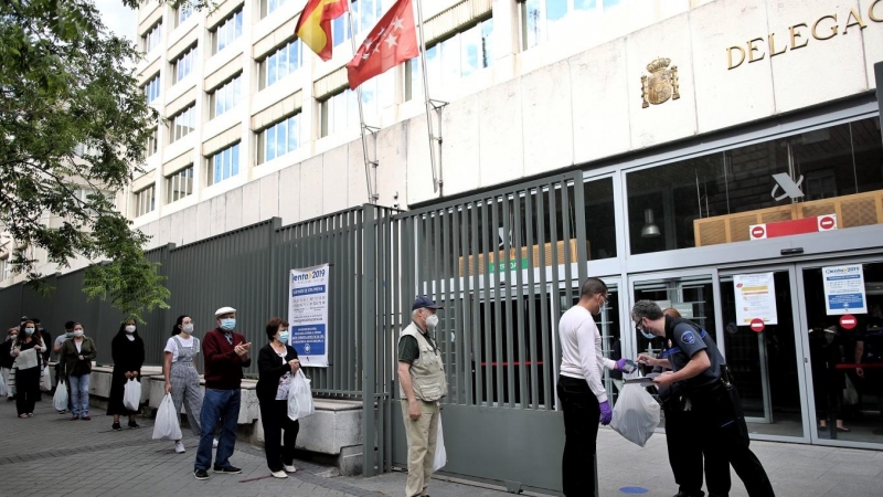 Varias personas esperan en una cola respetando la distancia de seguridad para entrar en la Oficina de la Agencia Tributaria en la Calle Guzmán el Bueno en Madrid. /Europa Press