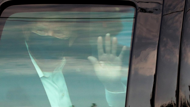 Donald Trump salió en coche del hospital para saludar a los seguidores que se encontraban junto al centro. - REUTERS