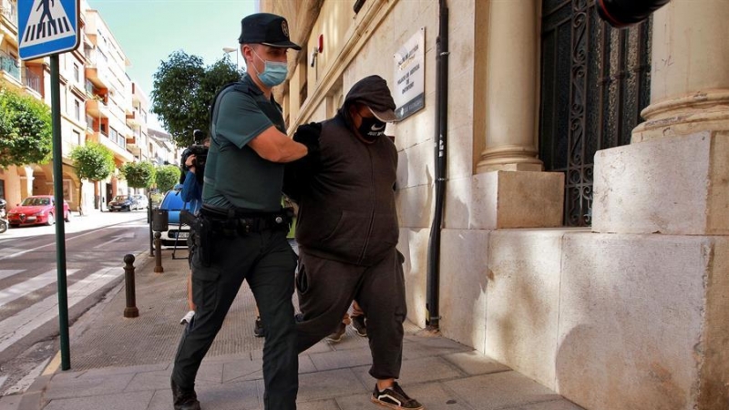 Un agente de la Guardia Civil traslada al Juzgado de Instrucción número 1 de Ontinyent, en Valencia, a uno de los detenidos por su supuesta participación en una violación grupal a una menor de 14 años en la localidad valenciana de l'Olleria que se produj