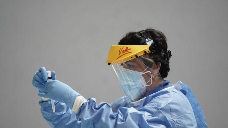 01/10/2020.- Un sanitario sostiene test rápido de antígenos en la mano para la detección de la COVID-19 durante el cribado extraordinario voluntario que la Junta de Andalucía ha comenzado esta mañana a realizar a 342 personas en la localidad cordodesa de