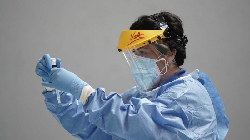 01/10/2020.- Un sanitario sostiene test rápido de antígenos en la mano para la detección de la COVID-19 durante el cribado extraordinario voluntario que la Junta de Andalucía ha comenzado esta mañana a realizar a 342 personas en la localidad cordodesa de