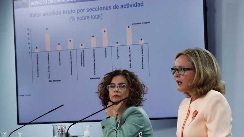 06/10/2020.- La portavoz del Gobierno y ministra de Hacienda, María Jesús Montero (i), junto a la vicepresidenta tercera del Ejecutivo y ministra de Asuntos Económicos y Transformación Digital, Nadia Calviño (d) durante la rueda de prensa posterior a la r