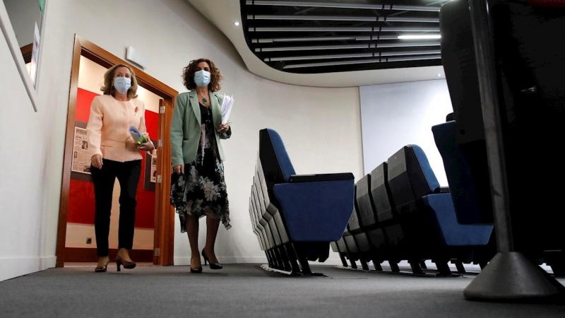 06/10/2020.- La portavoz del Gobierno y ministra de Hacienda, María Jesús Montero (d), junto a la vicepresidenta tercera del Ejecutivo y ministra de Asuntos Económicos y Transformación Digital, Nadia Calviño (i) a su llegadas a la rueda de prensa posterio