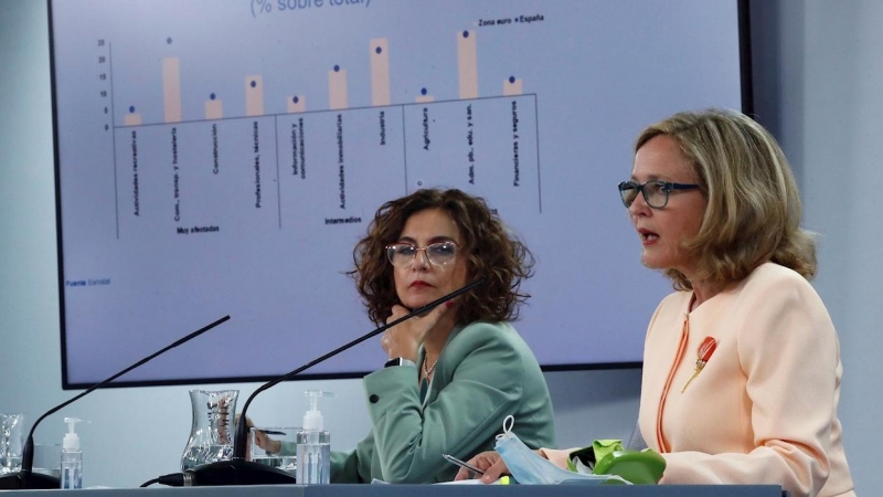 María Jesús Montero, junto a la vicepresidenta tercera del Ejecutivo y ministra de Asuntos Económicos y Transformación Digital, Nadia Calviño. - EFE