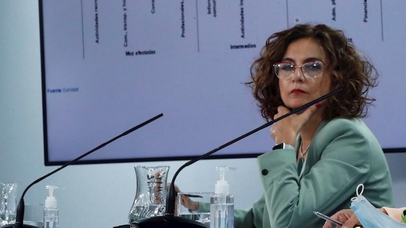 María Jesús Montero, junto a la vicepresidenta tercera del Ejecutivo y ministra de Asuntos Económicos y Transformación Digital, Nadia Calviño. - EFE