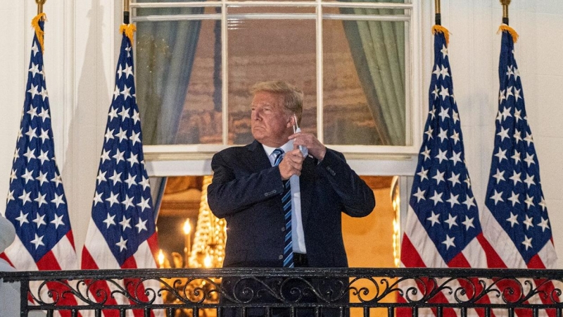 El presidente de Estados Unidos, Donald Trump, regresó este lunes a la Casa Blanca tras una hospitalización de tres días para tratarse de la covid-19. - EFE