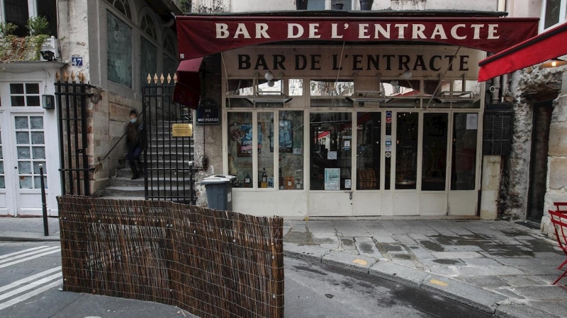 Un bar cerrado en París. - EFE