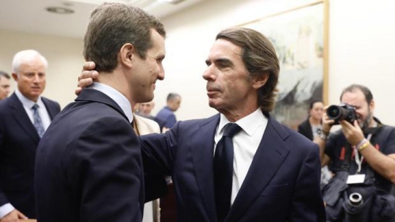 El presidente del PP, Pablo Casado (i), y el expresidente del Gobierno, José María Aznar, en el Congreso. Fuente: Europa Press