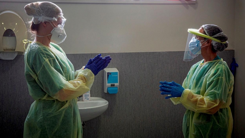 Dos profesionales sanitarias se lavan las manos. - EFE