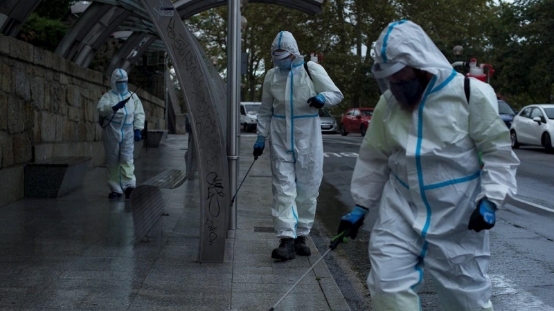 Unos operarios municipales realizan labores de desinfección en una calle de Ourense. - EFE