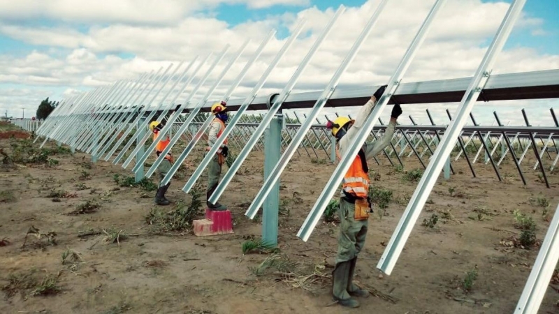 Varios trabajadores instralan unos seguidores solares de Soltec. E.P.
