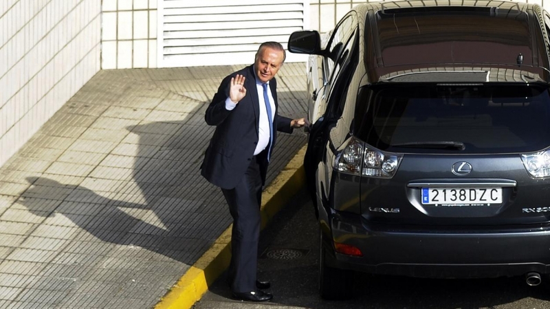 Manuel Fernandez de Sousa, en la planta de Pescanova en Chapela, cerca de Vigo, el día que dimitió como presidente de la compañía tras ser imputado por falsear las cuentas. AFP/MIGUEL RIOPA