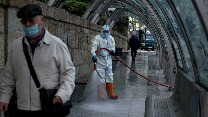 Un operario municipal realiza labores de desinfección en una calle de Ourense. - EFE