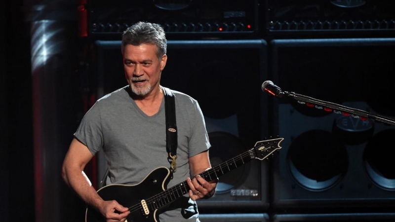 Fotografía de 2015 de Eddie Van Halen durante una actuación en Las Vegas. - AFP