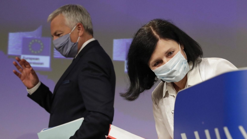 La comisaria de Valores y Transparencia, Vera Jourova, y el comisario de Justicia, Didier Reynders, tras una conferencia de prensa durante el Informe Anual sobre el Estado de Derecho de 2020. - AFP