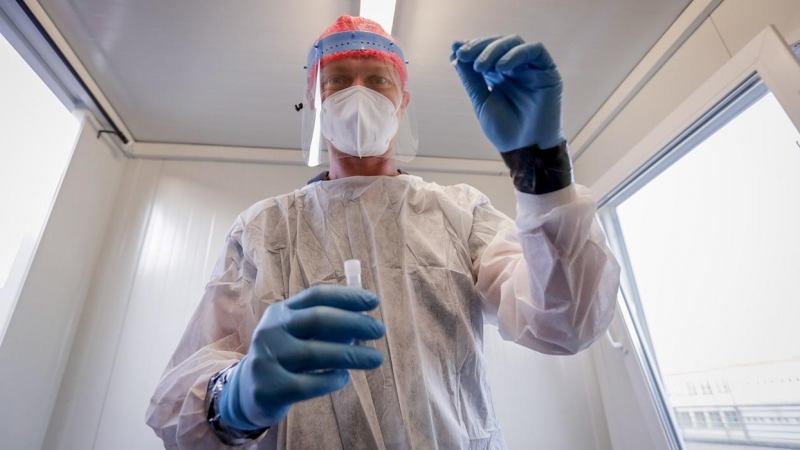 Un sanitario prepara un test de covid-19 en el aeropuerto de Bruselas, Belgica, en una imagen de archivo. EFE/EPA/STEPHANIE LECOCQ