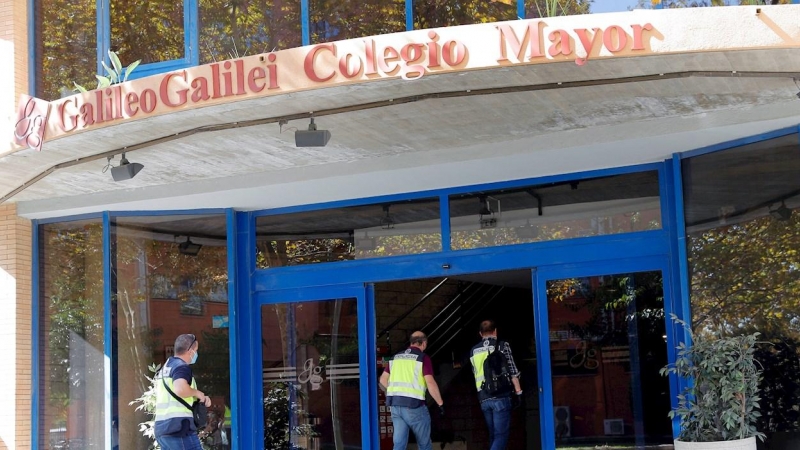 06/10/2020.-.Miembros de la Policía Autonómica se han presentado hoy en el Colegio Mayor Galileo Galilei, en Valencia, donde la celebración en sus instalaciones de una fiesta originó un brote de covid-19 y provocando la suspensión de las clases presencial