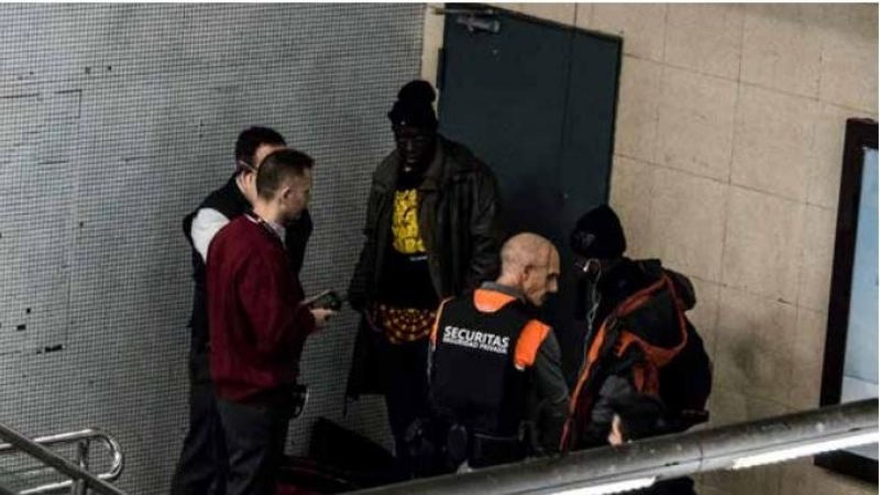 Identificación y retención por parte de un agente de seguridad privada de la empresa Securitas en el metro de Barcelona.- Pedro Mata / Fotomovimiento