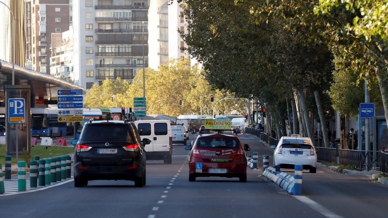 06/10/2020.- Vista del tráfico en el Paseo de la Castellana a la altura de Plaza Castilla en Madrid, este martes. / EFE - J.J. Guillén