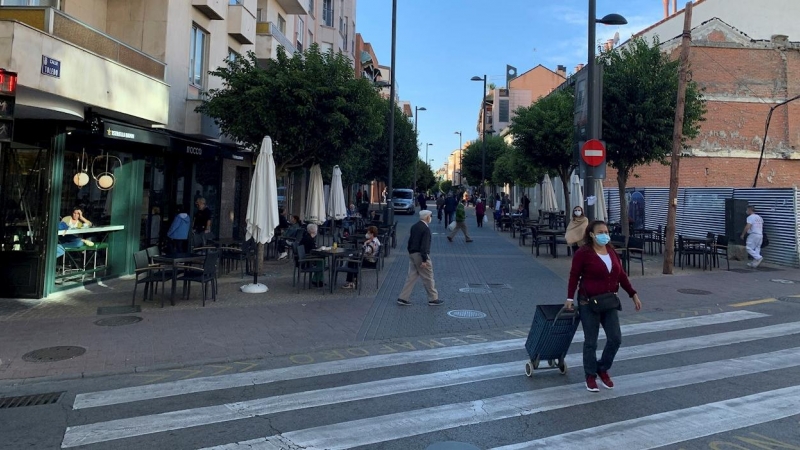 Varias personas caminan por una calle de Getafe. EFE/Jesús Valbuena/Archivo