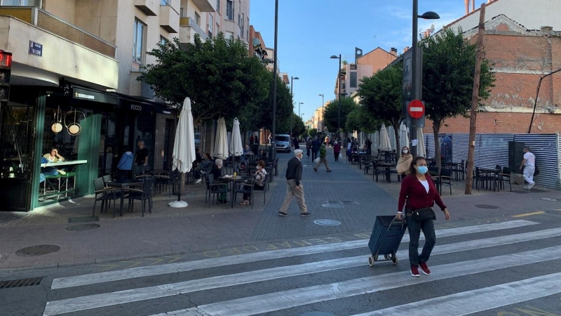 Varias personas caminan por una calle de Getafe. EFE/Jesús Valbuena/Archivo