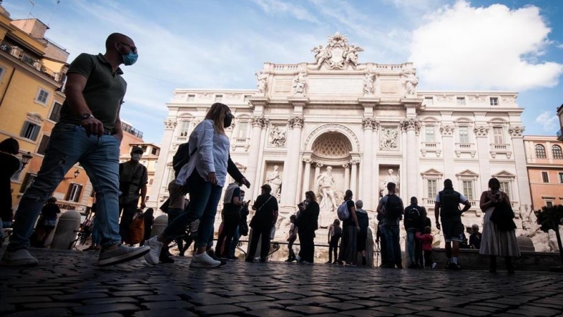 Personas con mascarilla delante de la Fontana de Trevi en Roma - ANDREA RONCHINI (EUROPA PRESS)