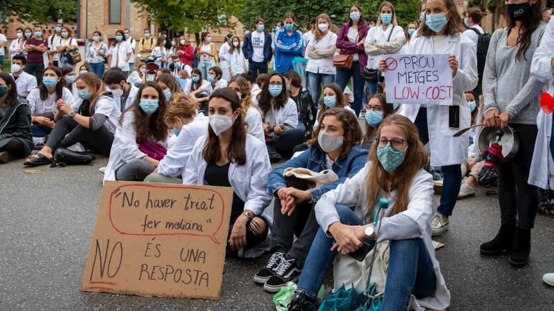 Decenas de médicos internos residentes (MIR) durante una concentración ante la consellería de Salud de la Generalitat, en Barcelona. - EFE/Enric Fontcuberta