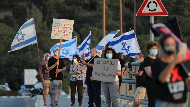 Protesta en Tel Aviv contra el primer ministro, Benjamin Netanyahu, en medio de las restricciones por la pandemia de Covid. EFE/EPA/ABIR SULTAN/Archivo