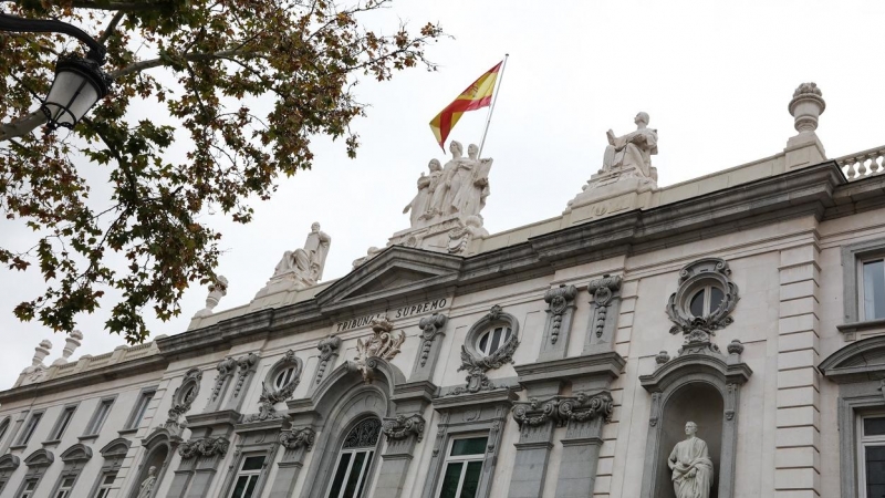 Fachada del edificio del Tribunal Supremo con la bandera española en lo alto, en Madrid. E.P./Jesús Hellín