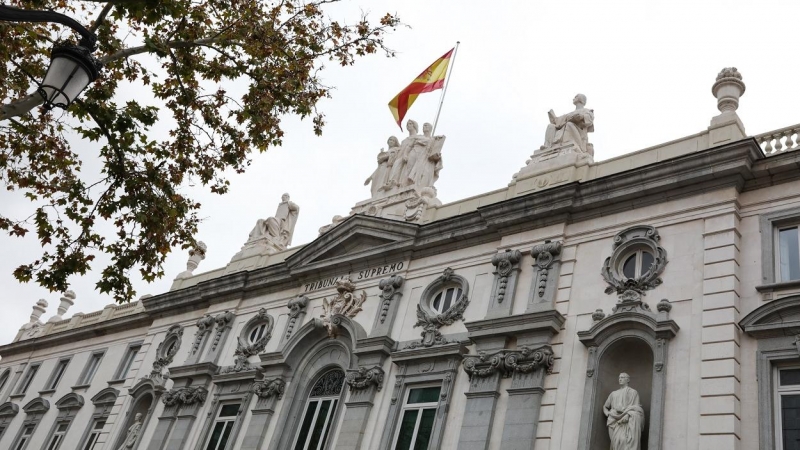 Fachada del edificio del Tribunal Supremo con la bandera española en lo alto, en Madrid. E.P./Jesús Hellín