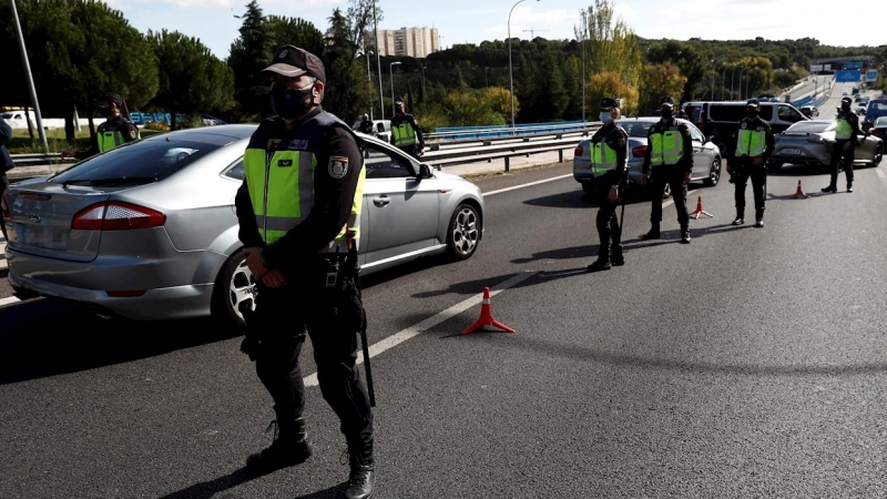 Control policial en el acceso a la capital, en una imagen de archivo. EFE/Mariscal