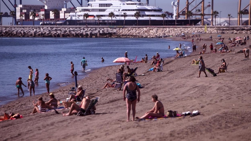 Numerosas personas disfrutan del buen tiempo en la playa de la Malagueta en Málaga, cuando las previsiones meteorológicas anuncian temperaturas en ascenso en Andalucía. EFE/Jorge Zapata
