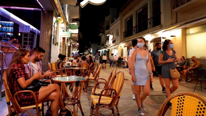 El Departamento de Salut de la Generalitat ha decidido 'congelar' la resolución que debía permitir la apertura de locales dedicados al ocio nocturno, como discotecas y salas de baile, ante el aumento del índice de rebrote del coronavirus en Cataluña. EFE/