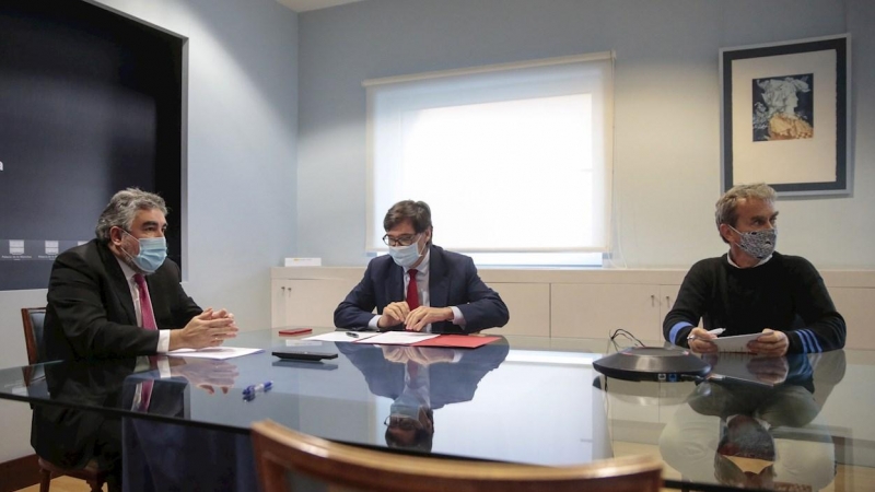 El ministro de Cultura y Deporte, José Manuel Rodríguez Uribes (i), y el de Sanidad, Salvador Illa (c), y el director del Centro de Coordinación de Alertas y Emergencias Sanitarias del Ministerio de Sanidad, Fernando Simón. EFE/Pool Moncloa/Jose María Cua