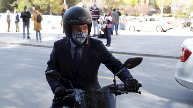07/10/2020.- El alcalde de Madrid, José Luis Martínez-Almeida, conduce su moto. / EFE