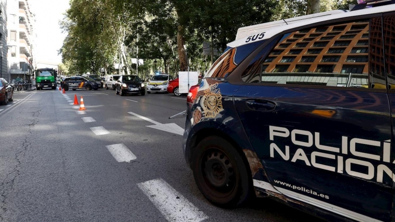 Control policial en la calle Recoletos en Madrid. - EFE/ Zipi