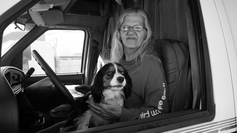 Linda Chesser en su autocaravana con la que recorrió EEUU para escribir su libro 'País nómada'. IMAGEN CEDIDA POR CAPITÁN SWING.