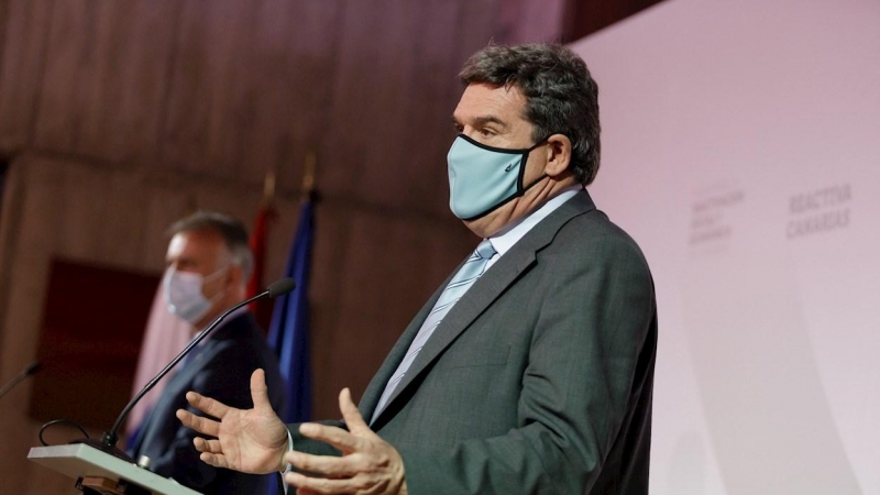 El ministro de Inclusión, Seguridad Social y Migraciones, José Luis Escrivá, junto al presidente del Gobierno de Canarias, Ángel Víctor Torres. - EFE