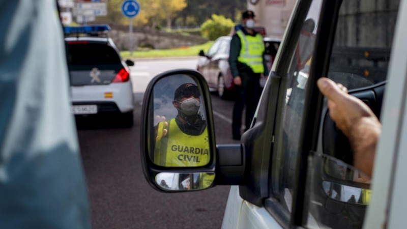 Un agente de la Guardia Civil durante un control en la entrada de Ourense. - EFE