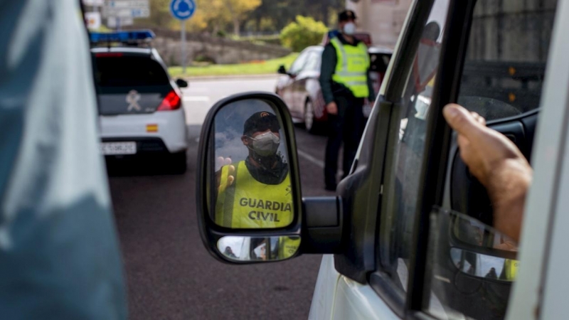 Un agente de la Guardia Civil durante un control en la entrada de Ourense. - EFE