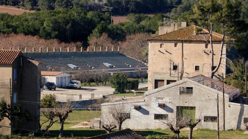 L’autòdrom de Terramar, amb una de les masies, la gradería i una part del circuit. Gemma Sánchez | ACN