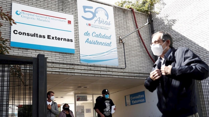 Varias personas con mascarilla a la salida del Hospital Gregorio Marañón el pasado lunes. EFE/Mariscal