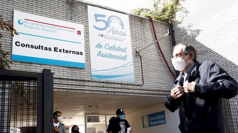 Varias personas con mascarilla a la salida del Hospital Gregorio Marañón el pasado lunes. EFE/Mariscal