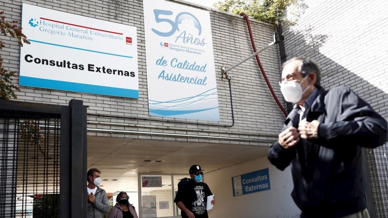 Varias personas con mascarilla a la salida del Hospital Gregorio Marañón el pasado lunes. EFE/Mariscal