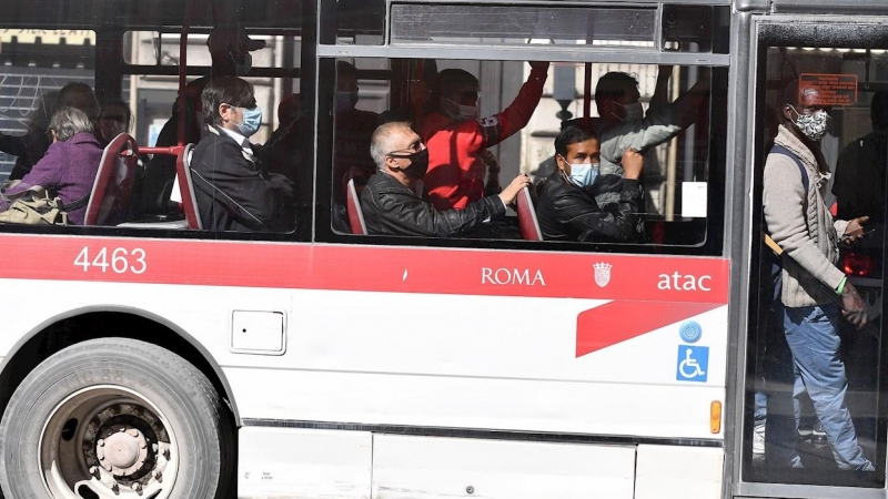 Pasajeros a bordo de un autobús en Roma. - EFE