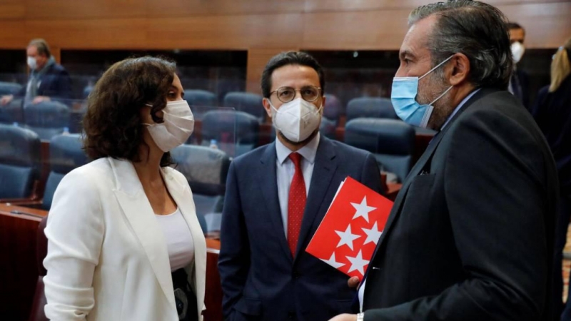 La presidenta de la Comunidad de Madrid, Isabel Díaz Ayuso, junto a los consejeros de Hacienda y Función Pública Javier Fernández-Lasquetty y Justicia, Enrique Lopez, al inicio del pleno de la Asamblea de Madrid. / EFE (Chema Moya)